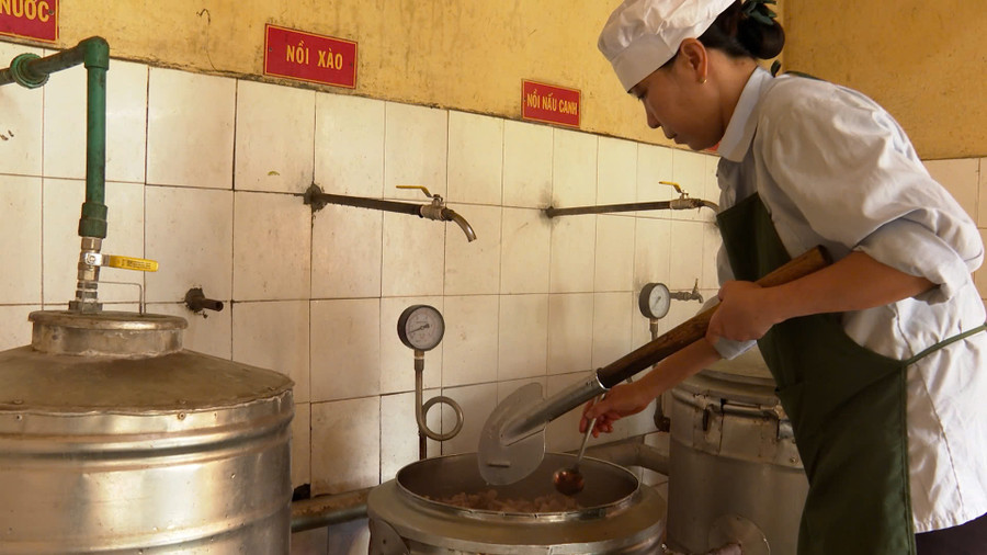 Khu vực nấu ăn luôn được chị Nguyễn Thị Nga bố trí khoa học, đảm bảo vệ sinh an toàn thực phẩm. Ảnh: Vĩnh Hoàng Khu vực nấu ăn luôn được chị Nguyễn Thị Nga bố trí khoa học, đảm bảo vệ sinh an toàn thực phẩm. Ảnh: Vĩnh Hoàng