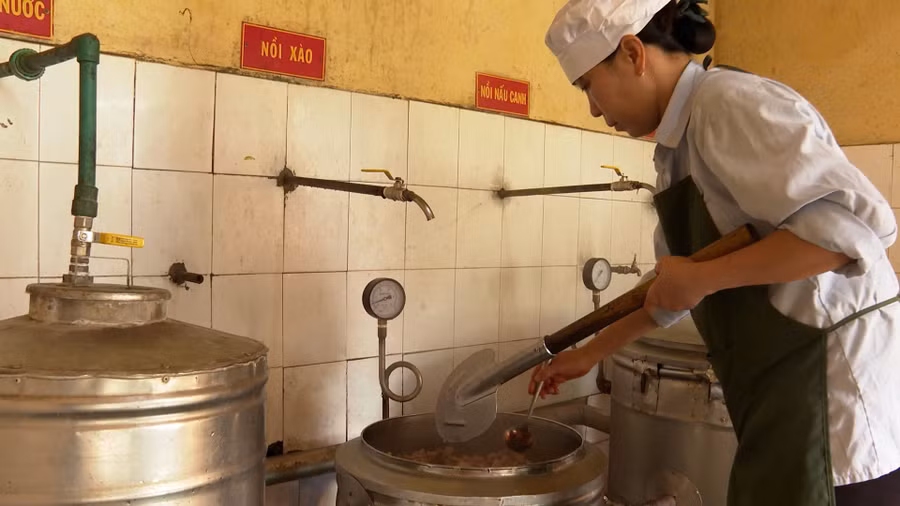 Khu vực nấu ăn luôn được chị Nguyễn Thị Nga bố trí khoa học, đảm bảo vệ sinh an toàn thực phẩm. Ảnh: Vĩnh Hoàng