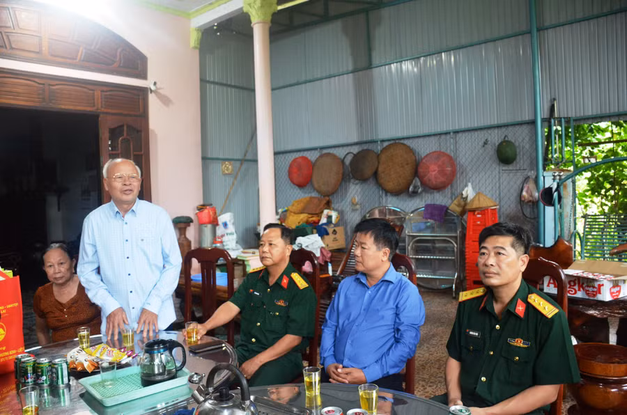 Đại diện các gia đình bày tỏ lòng cảm ơn và hứa sẽ động viên con cháu chăm lo lao động sản xuất. Ảnh: Vĩnh Hoàng