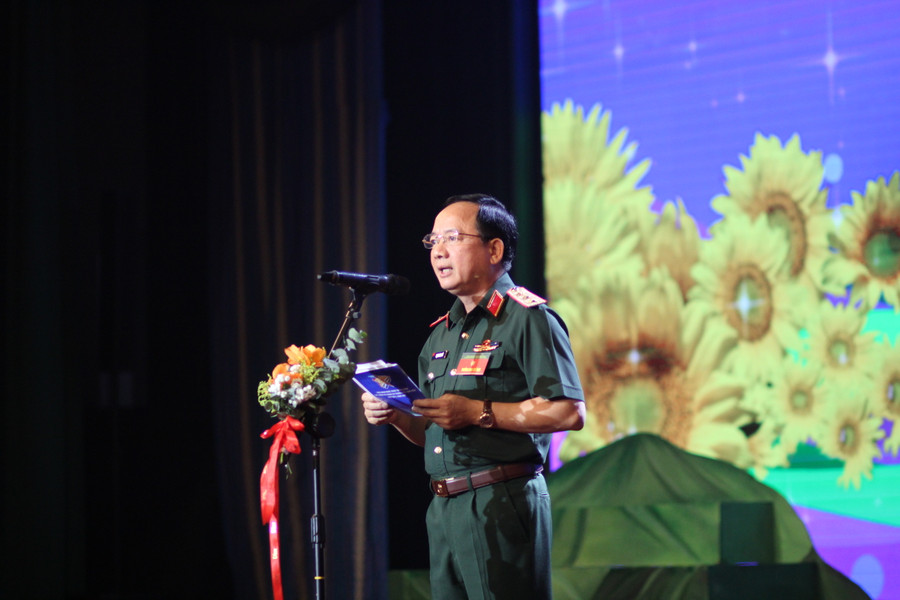 Thượng tướng Trịnh Văn Quyết phát biểu khai mạc liên hoan. Ảnh: Vĩnh Hoàng Thượng tướng Trịnh Văn Quyết phát biểu khai mạc liên hoan. Ảnh: Vĩnh Hoàng