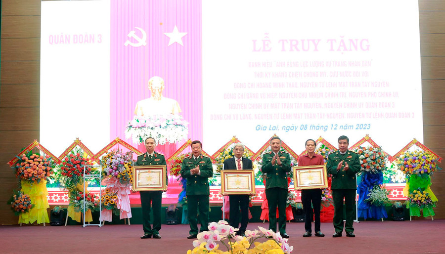 Thừa ủy quyền của Chủ tịch nước, lãnh đạo Tổng cục Chính trị và Quân đoàn 3 trao danh hiệu cho gia đình, thân nhân của các Thượng tướng. Ảnh: Vĩnh Hoàng Thừa ủy quyền của Chủ tịch nước, lãnh đạo Tổng cục Chính trị và Quân đoàn 3 trao danh hiệu cho gia đình, thân nhân của các Thượng tướng. Ảnh: Vĩnh Hoàng