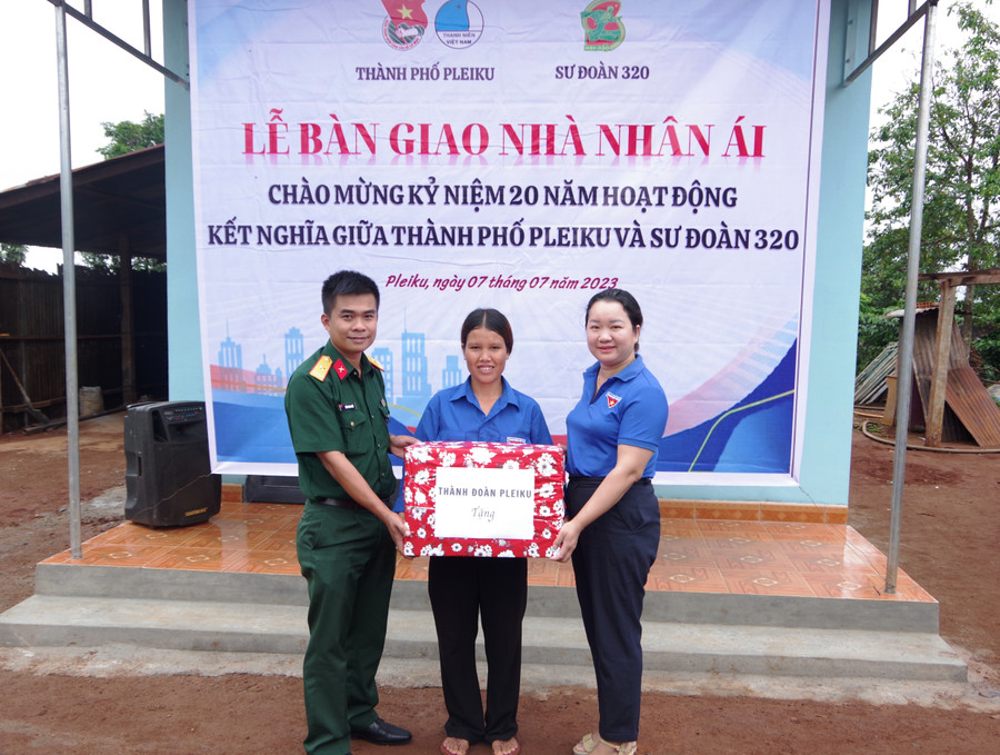 Đại diện Đoàn thanh niên hai đơn vị tặng quà cho gia đình. Ảnh: Vĩnh Hoàng