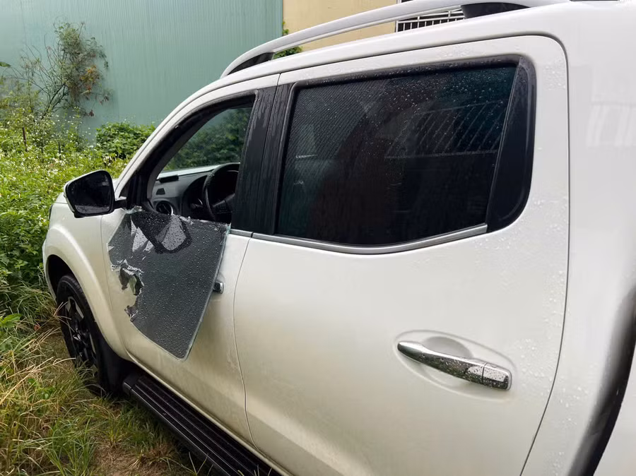 Xe ô tô bị kẻ xấu đập phá kính để trộm cắp tài sản. Ảnh: Vĩnh Hoàng