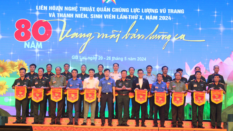 Ban tổ chức tặng cờ lưu niệm cho các đơn vị tham gia liên hoan. Ảnh: Vĩnh Hoàng Ban tổ chức tặng cờ lưu niệm cho các đơn vị tham gia liên hoan. Ảnh: Vĩnh Hoàng