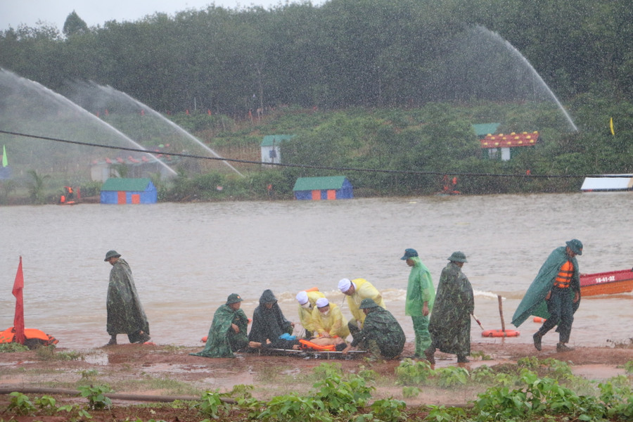 Lực lượng chức năng cấp cứu người bị thương. Ảnh: Quang Tấn Lực lượng chức năng cấp cứu người bị thương. Ảnh: Quang Tấn