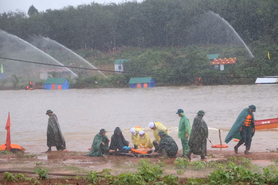 Lực lượng chức năng cấp cứu người bị thương. Ảnh: Quang Tấn