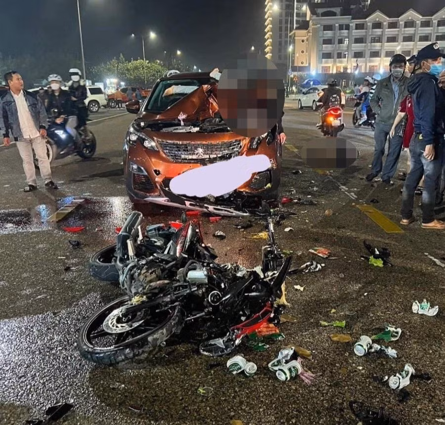 Xe máy tông trực diện ô tô tại TP.Tuy Hòa (Phú Yên) tối mùng 1 Tết Nguyên đán Quý Mão 2023. Ảnh: CTV