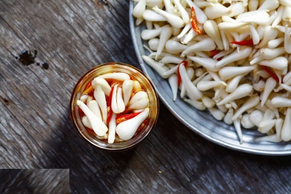 Củ kiệu dưa muối là món ăn đặc trưng ngày Tết tuy nhiên không nên ăn quá nhiều. Ảnh: TRẦN HẢI ANH Củ kiệu dưa muối là món ăn đặc trưng ngày Tết tuy nhiên không nên ăn quá nhiều. Ảnh: TRẦN HẢI ANH