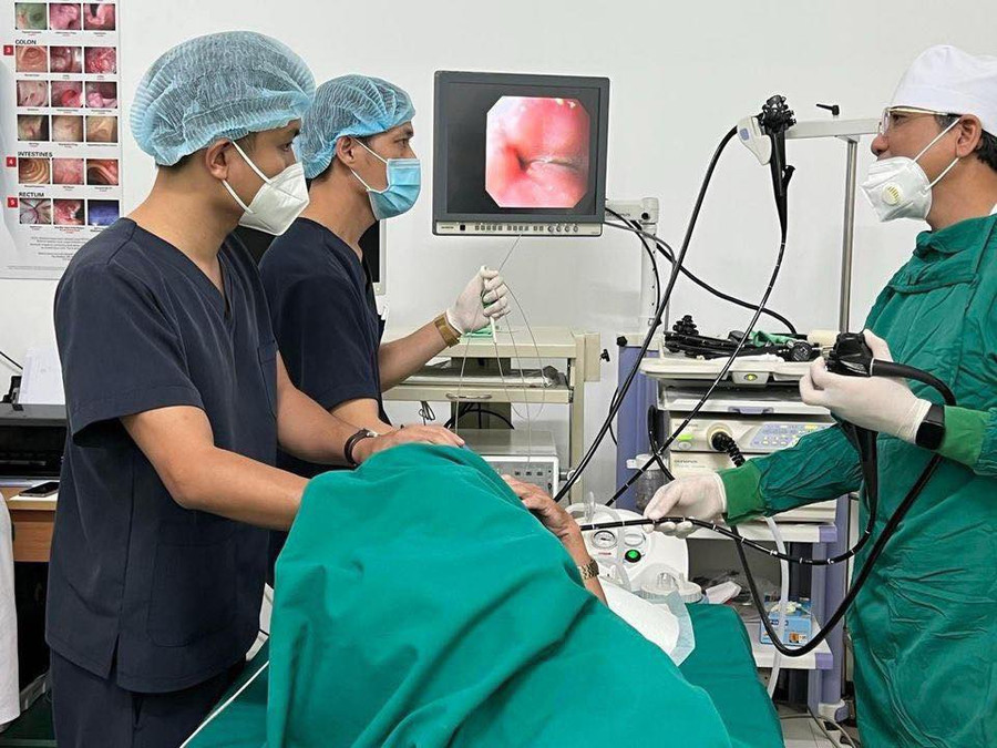 Bác sĩ Phòng khám Đa khoa SYSMED Phù Đổng thực hiện nội soi tiêu hóa cho người dân.