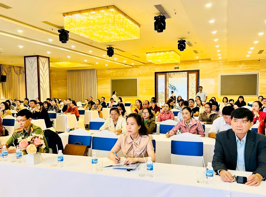 Trên 100 người là đại diện các đơn vị, doanh nghiệp, người lao động trên địa bàn tỉnh tham dự hội nghị. Ảnh: Như Nguyện