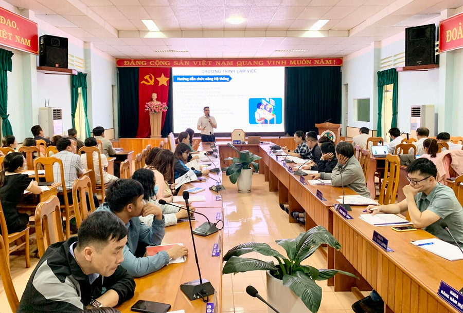 Học viên các cơ sở y tế công, tư trên địa bàn tỉnh Gia Lai được bồi dưỡng nghiệp vụ đấu thầu qua mạng. Ảnh: Như Nguyện Học viên các cơ sở y tế công, tư trên địa bàn tỉnh Gia Lai được bồi dưỡng nghiệp vụ đấu thầu qua mạng. Ảnh: Như Nguyện