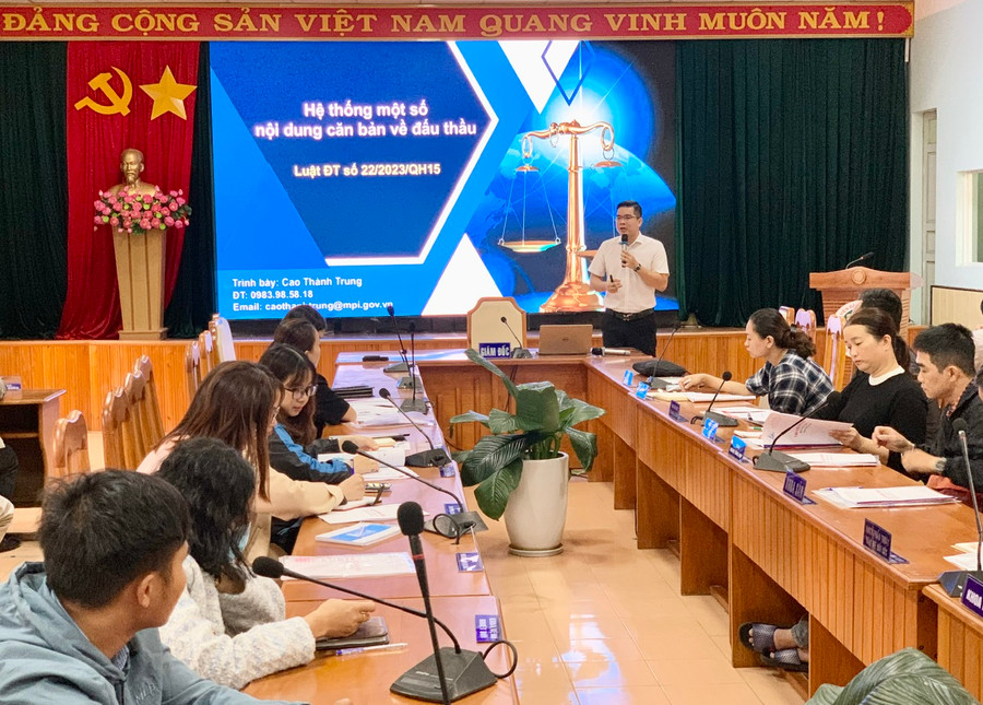 Giảng viên Cao Thành Trung- Trưởng phòng đào tạo đấu thầu (Cục Quản lý đấu thầu- Bộ Kế hoạch và Đầu tư) hướng dẫn những nội dung quan trọng của chương trình nghiệp vụ đấu thầu cơ bản. Ảnh: Như Nguyện Giảng viên Cao Thành Trung- Trưởng phòng đào tạo đấu thầu (Cục Quản lý đấu thầu- Bộ Kế hoạch và Đầu tư) hướng dẫn những nội dung quan trọng của chương trình nghiệp vụ đấu thầu cơ bản. Ảnh: Như Nguyện