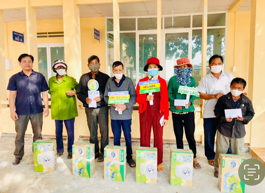 Trung tâm Hỗ trợ sáng kiến phát triển cộng đồng (SCDI) thăm tặng quà cho các bệnh nhân lao. Ảnh: SCDI cung cấp Trung tâm Hỗ trợ sáng kiến phát triển cộng đồng (SCDI) thăm tặng quà cho các bệnh nhân lao. Ảnh: SCDI cung cấp