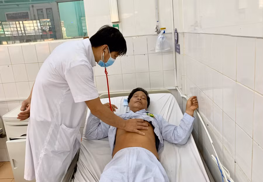 Bác sĩ Toán thăm khám cho ông Puih Thak trước khi xuất viện. Ảnh: Như Nguyện