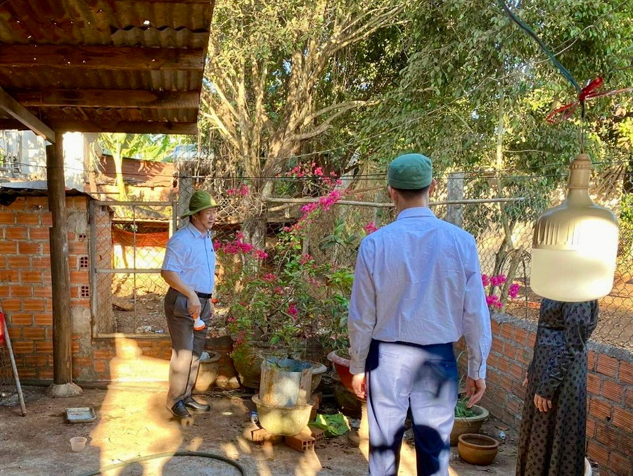 Các thành viên Đoàn công tác kiểm tra, giám sát thực tế phòng-chống SXH tại hộ gia đình trên địa bàn xã Ia H’lốp. Ảnh: CDC Gia Lai