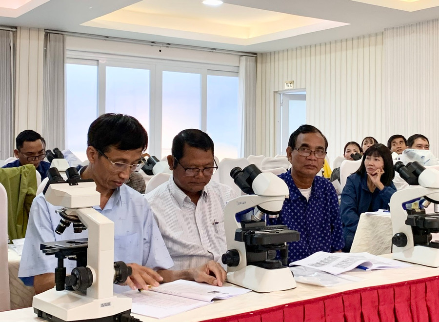 Các học viên được giảng viên cập nhật kiến thức và kỹ năng thực hành về chẩn đoán sốt rét bằng kính hiển vi và test chẩn đoán nhanh sốt rét. Ảnh: Như Nguyện