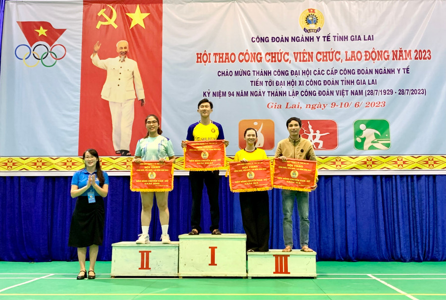 Ban tổ chức trao giải bộ môn Bóng chuyền nam nữ phối hợp. Ảnh: Như Nguyện