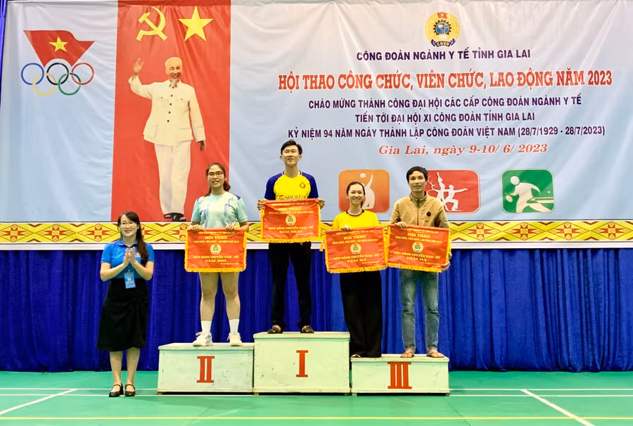 Ban tổ chức trao giải bộ môn Bóng chuyền nam nữ phối hợp. Ảnh: Như Nguyện