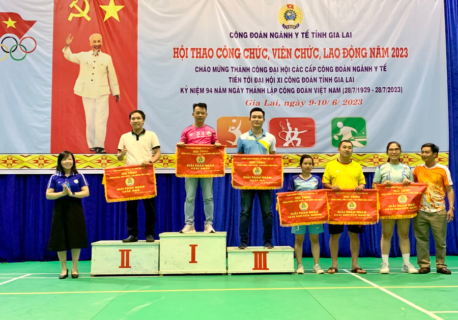 Ban tổ chức trao giải toàn đoàn cho các đội đạt giải. Ảnh: Như Nguyện