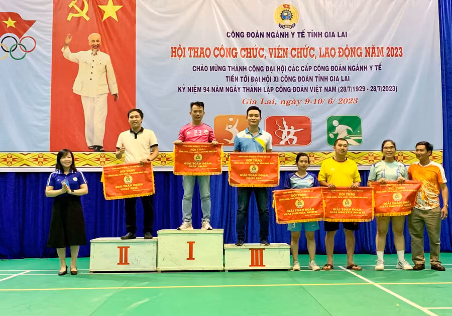 Ban tổ chức trao giải toàn đoàn cho các đội đạt giải. Ảnh: Như Nguyện