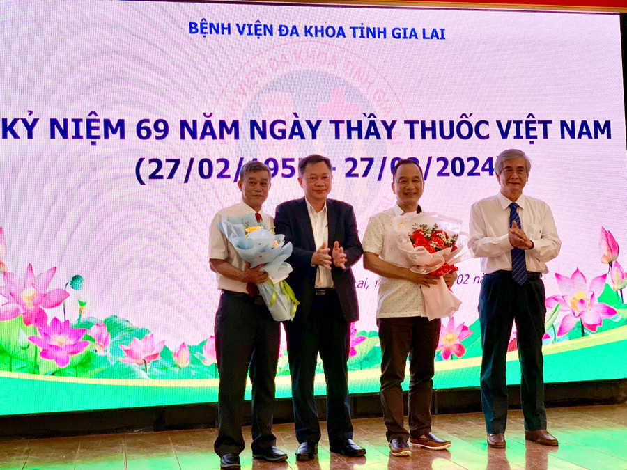 Lãnh đạo Bệnh viện Đa khoa tỉnh tặng hoa chúc mừng 2 bác sĩ được vinh danh Thầy thuốc ưu tú là Thạc sĩ, bác sĩ Nguyễn Tấn Phúc (ngoài cùng bên trái)- Phó Giám đốc Bệnh viện Đa khoa tỉnh và bác sĩ chuyên khoa I Phan Hùng Xô (thứ hai từ phải qua)- Nguyên Trưởng khoa Tai- Mũi- Họng Bệnh viện Đa khoa tỉnh. Ảnh: Như Nguyện Lãnh đạo Bệnh viện Đa khoa tỉnh tặng hoa chúc mừng 2 bác sĩ được vinh danh Thầy thuốc ưu tú là Thạc sĩ, bác sĩ Nguyễn Tấn Phúc (ngoài cùng bên trái)- Phó Giám đốc Bệnh viện Đa khoa tỉnh và bác sĩ chuyên khoa I Phan Hùng Xô (thứ hai từ phải qua)- Nguyên Trưởng khoa Tai- Mũi- Họng Bệnh viện Đa khoa tỉnh. Ảnh: Như Nguyện