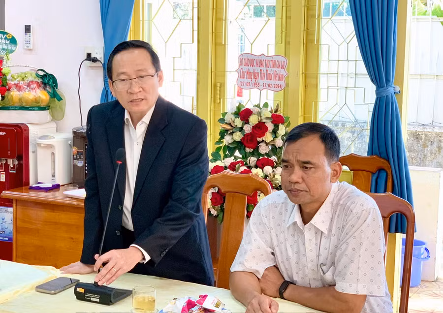 Phó Giám đốc Sở Y tế Lý Minh Thái cám ơn và tiếp thu các ý kiến chỉ đạo của lãnh đạo UBND tỉnh. Ảnh: Như Nguyện