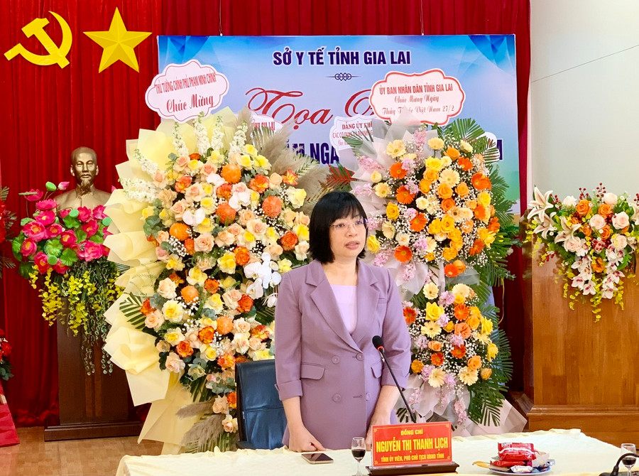 Phó Chủ tịch UBND tỉnh Nguyễn Thị Thanh Lịch chúc mừng ngành Y tế nhân Ngày Thầy thuốc Việt Nam. Ảnh: Như Nguyện Phó Chủ tịch UBND tỉnh Nguyễn Thị Thanh Lịch chúc mừng ngành Y tế nhân Ngày Thầy thuốc Việt Nam. Ảnh: Như Nguyện