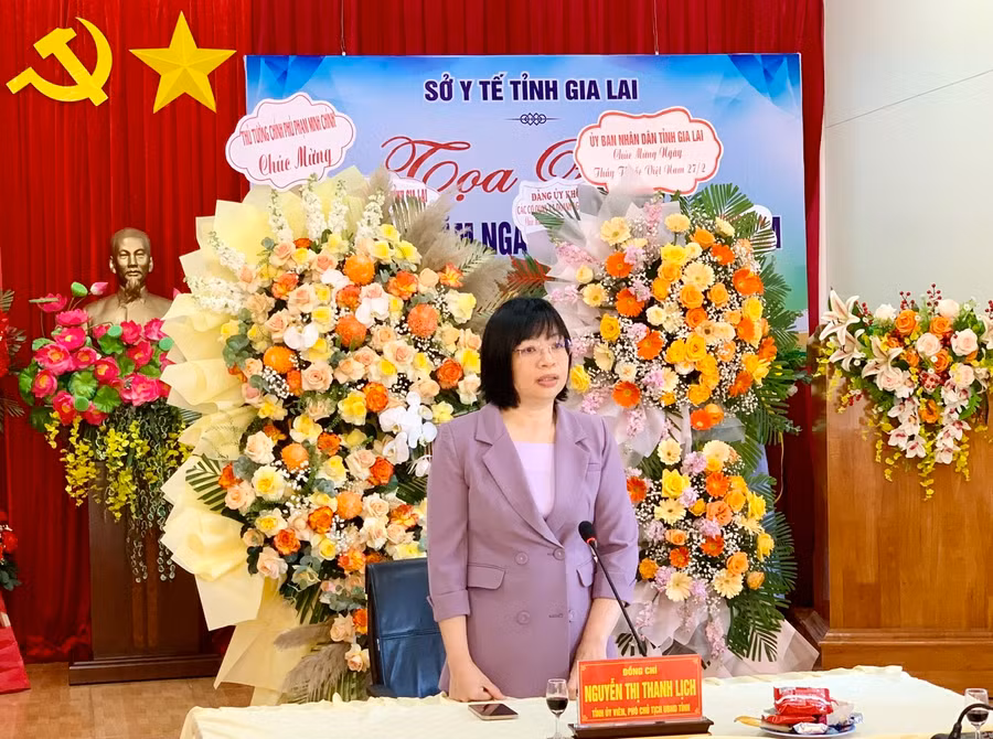 Phó Chủ tịch UBND tỉnh Nguyễn Thị Thanh Lịch chúc mừng ngành Y tế nhân Ngày Thầy thuốc Việt Nam. Ảnh: Như Nguyện