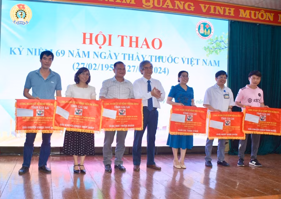 Tiến sĩ, bác sĩ CKII Nguyễn Đăng Bảo-Phó Giám đốc phụ trách Bệnh viện Đa khoa tỉnh Gia Lai trao giải toàn đoàn cho các đội thi. Ảnh: Như Nguyện