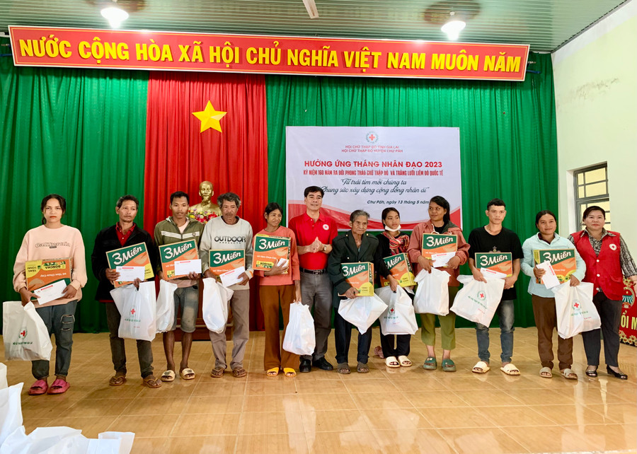 Đại diện ban tổ chức trao tặng quà cho người dân xã Hòa Phú. Ảnh: Như Nguyện