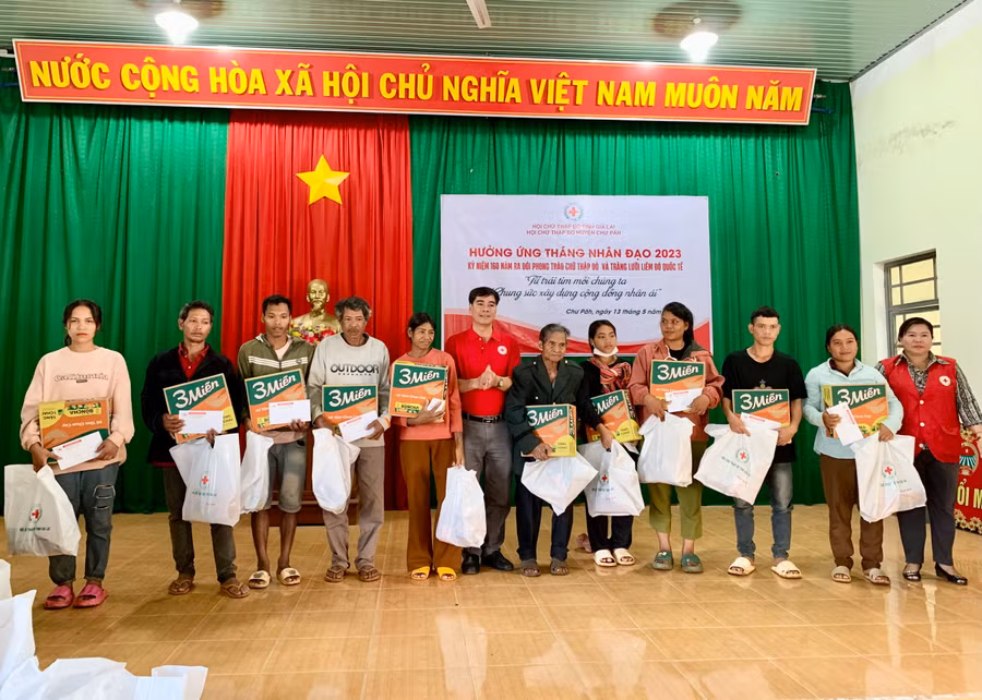 Đại diện ban tổ chức trao tặng quà cho người dân xã Hòa Phú. Ảnh: Như Nguyện