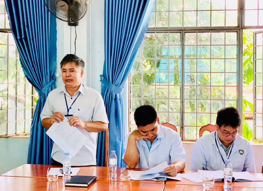 Ông Vũ Chí Hùng-Giám đốc Trung tâm Y tế huyện Đak Đoa báo cáo công tác đầu thầu, cung ứng thuốc tại đơn vị. Ảnh: Như Nguyện Ông Vũ Chí Hùng-Giám đốc Trung tâm Y tế huyện Đak Đoa báo cáo công tác đầu thầu, cung ứng thuốc tại đơn vị. Ảnh: Như Nguyện