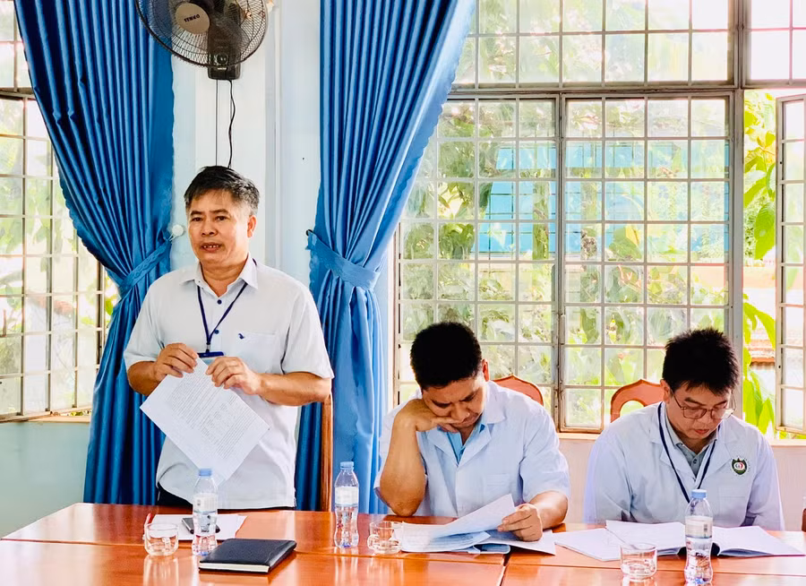 Ông Vũ Chí Hùng-Giám đốc Trung tâm Y tế huyện Đak Đoa báo cáo công tác đầu thầu, cung ứng thuốc tại đơn vị. Ảnh: Như Nguyện