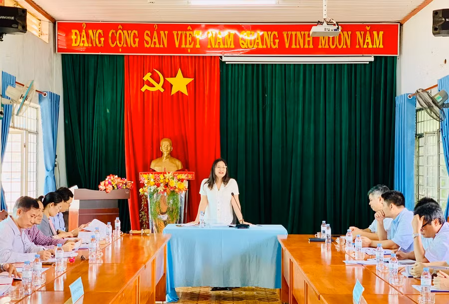 Bà Võ Thị Bảo Ngân-Phó Trưởng ban Văn hóa-Xã hội HĐND tỉnh, Tổ phó Tổ giám sát chủ trì buổi làm việc. Ảnh: Như Nguyện