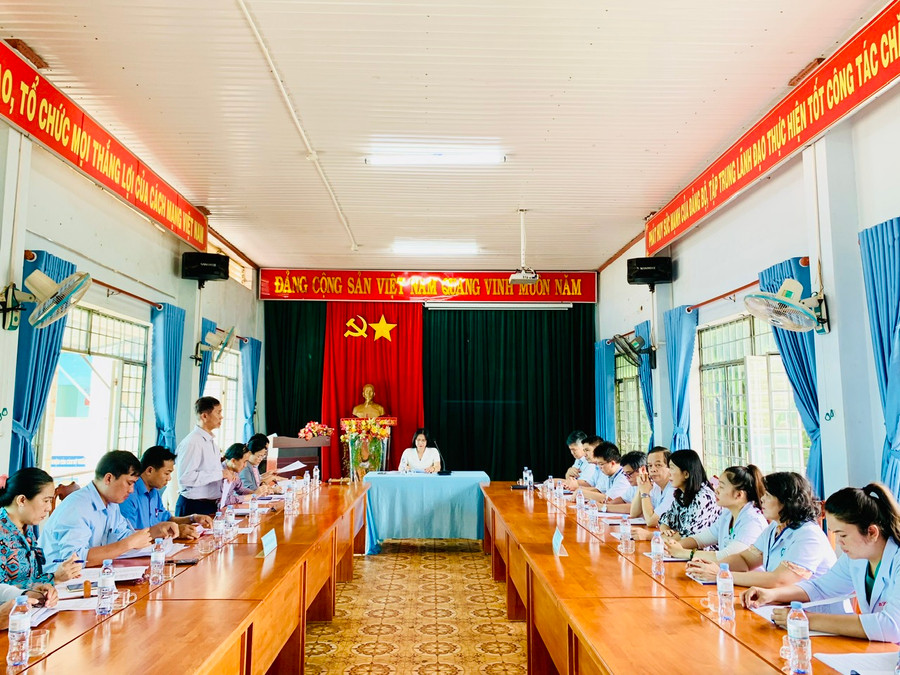 Chiều 18-7, Đoàn giám sát của Hội đồng Nhân dân tỉnh Gia Lai giám sát đấu thầu, cung ứng thuốc tại huyện Đak Đoa. Ảnh: Như Nguyện Chiều 18-7, Đoàn giám sát của Hội đồng Nhân dân tỉnh Gia Lai giám sát đấu thầu, cung ứng thuốc tại huyện Đak Đoa. Ảnh: Như Nguyện