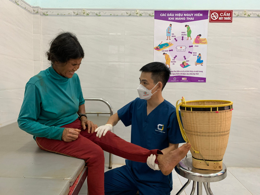 Các bác sĩ thăm khám bệnh cho người dân xã Đê Ar, huyện Mang Yang. Ảnh: Như Nguyện