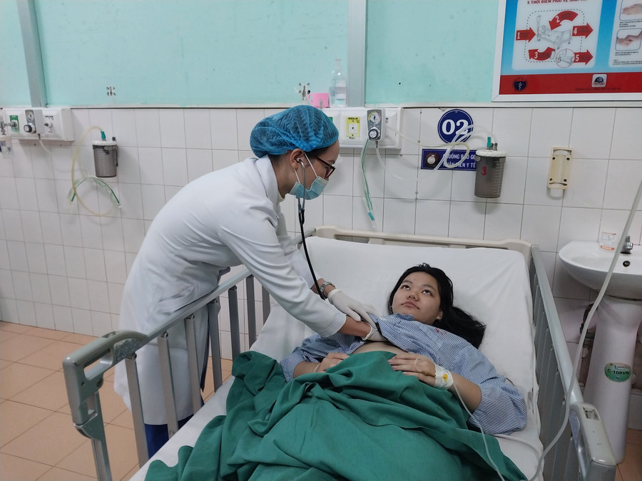 Bác sĩ Khoa Hồi sức tích cực chống độc (Bệnh viện Đa khoa tỉnh Gia Lai) thăm khám cho bệnh nhân bị rắn cắn. Ảnh: Như Nguyện