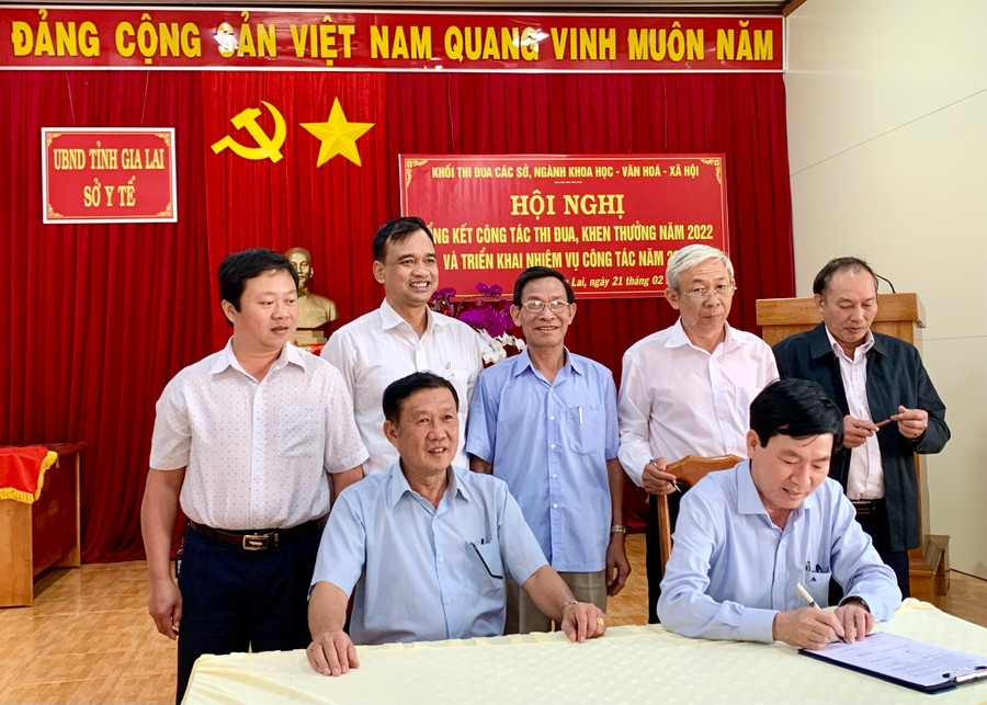 Các đơn vị Ký kết giao ước thi đua các sở, ngành Khoa học-Văn hóa-Xã hội tỉnh năm 2023. Ảnh: Như Nguyện