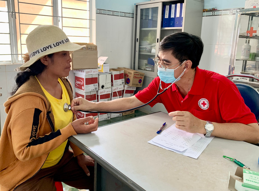 Hội Chữ thập đỏ tỉnh phối hợp tổ chức khám chữa bệnh, cấp thuốc miễn phí cho người dân tại xã Hòa Phú (huyện Chư Păh) trong Tháng Nhân đạo. Ảnh: Như Nguyện Hội Chữ thập đỏ tỉnh phối hợp tổ chức khám chữa bệnh, cấp thuốc miễn phí cho người dân tại xã Hòa Phú (huyện Chư Păh) trong Tháng Nhân đạo. Ảnh: Như Nguyện