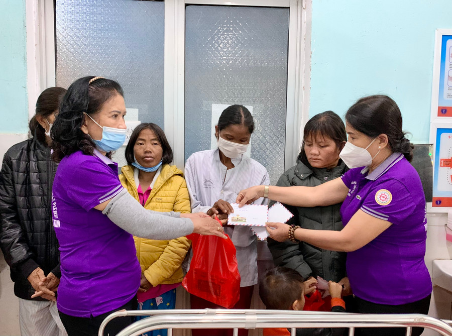 Thành viên Câu lạc bộ thiện nguyện quỹ tự phát Pleiku tặng quà Tết cho bệnh nhân nghèo điều trị tại Bệnh viện Đa khoa tỉnh. Ảnh: Như Nguyện Thành viên Câu lạc bộ thiện nguyện quỹ tự phát Pleiku tặng quà Tết cho bệnh nhân nghèo điều trị tại Bệnh viện Đa khoa tỉnh. Ảnh: Như Nguyện