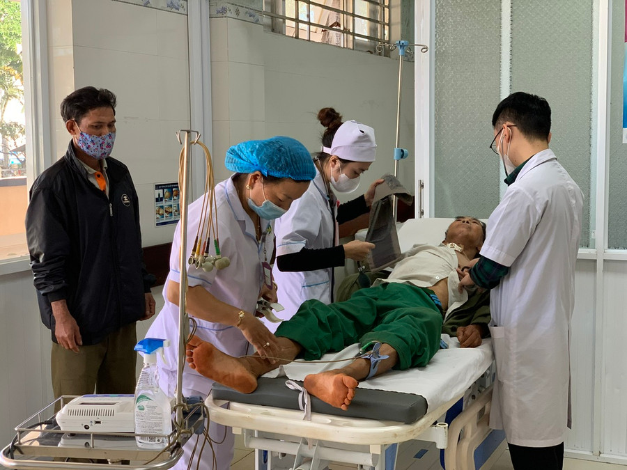 Ê kíp y, bác sĩ Khoa cấp cứu (Bệnh viện Đa khoa tỉnh) cấp cứu cho một bệnh nhân. Ảnh: Như Nguyện Ê kíp y, bác sĩ Khoa cấp cứu (Bệnh viện Đa khoa tỉnh) cấp cứu cho một bệnh nhân. Ảnh: Như Nguyện
