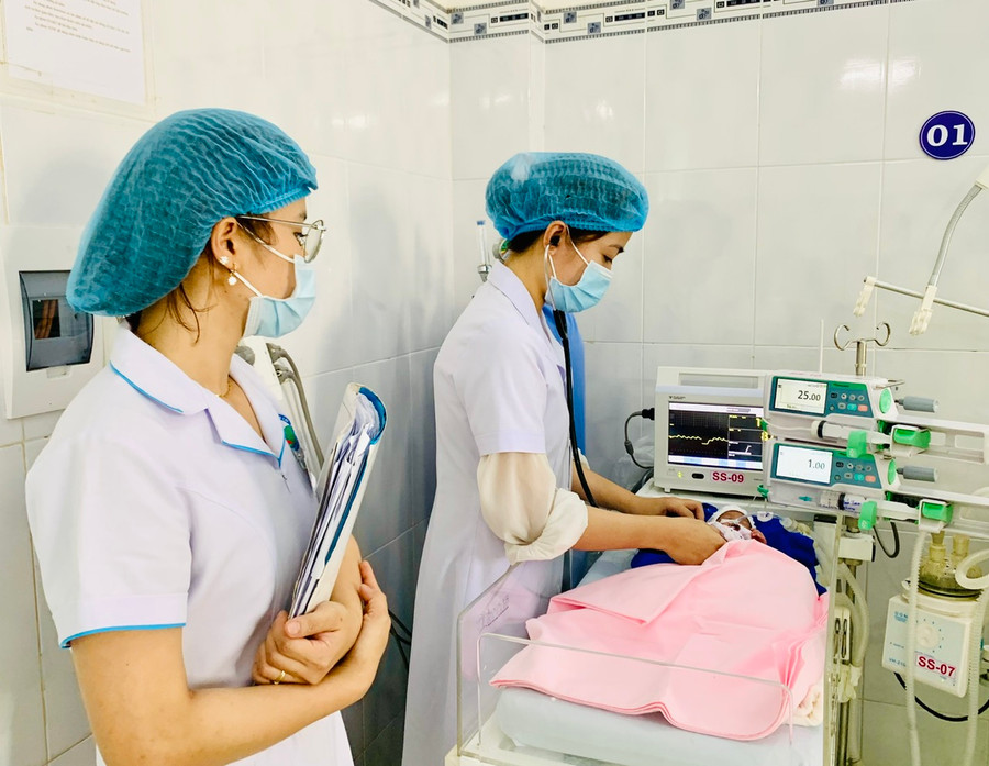 Bác sĩ thăm khám cho bé sinh non, hiện bé đã tăng lên 1,3 kg. Ảnh: Như Nguyện Bác sĩ thăm khám cho bé sinh non, hiện bé đã tăng lên 1,3 kg. Ảnh: Như Nguyện