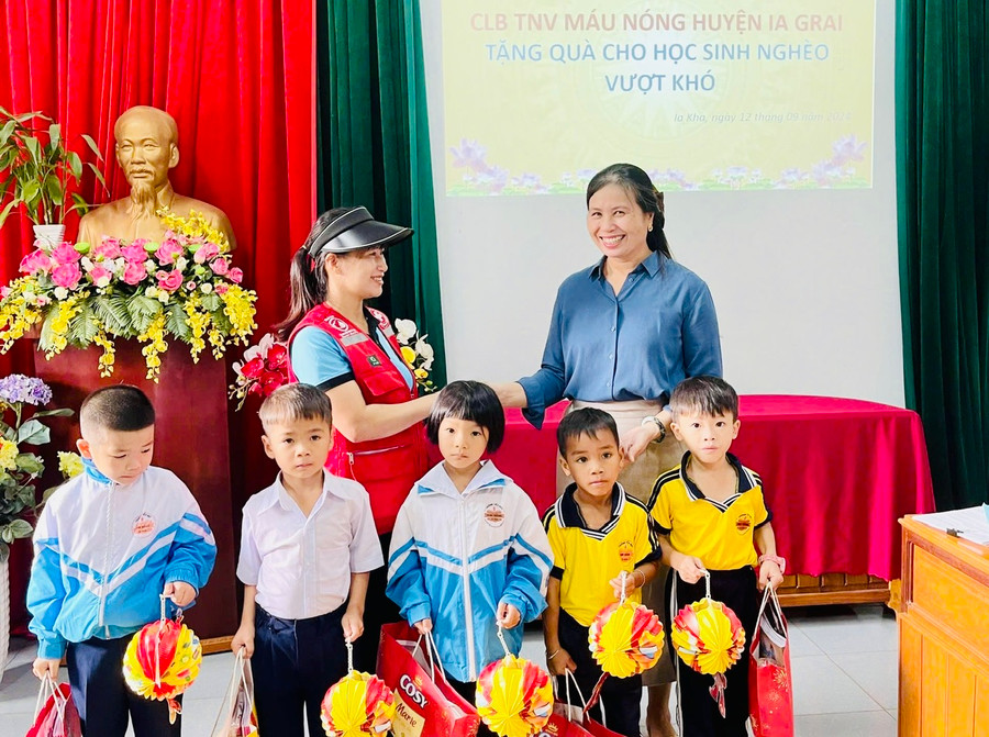 Đại diện Câu lạc bộ tình nguyện viên máu nóng trao quà cho các em học sinh. Ảnh: Câu lạc bộ cung cấp Đại diện Câu lạc bộ tình nguyện viên máu nóng trao quà cho các em học sinh. Ảnh: Câu lạc bộ cung cấp