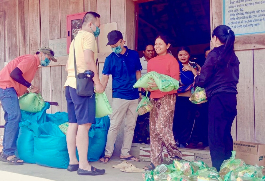 Đại diện Mạnh Thường Quân trao quà cho bà con làng Dơng, xã Kông Lơng Khơng, huyện Kbang. Ảnh: Minh Nghĩa Đại diện Mạnh Thường Quân trao quà cho bà con làng Dơng, xã Kông Lơng Khơng, huyện Kbang. Ảnh: Minh Nghĩa