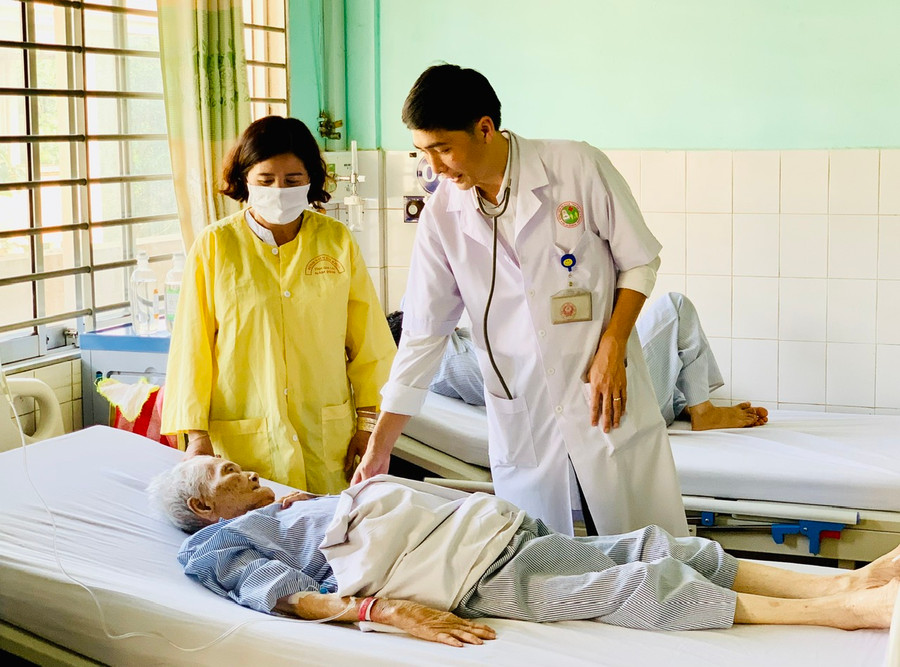 Sở Y tế Gia Lai chỉ đạo các cơ sở y tế trên địa bàn tổ chức thực hiện ứng trực 24/24 giờ; bảo đảm đủ cơ số thuốc, vật tư y tế phục vụ công tác cấp cứu, khám chữa bệnh cho người dân. Ảnh: Như Nguyện Sở Y tế Gia Lai chỉ đạo các cơ sở y tế trên địa bàn tổ chức thực hiện ứng trực 24/24 giờ; bảo đảm đủ cơ số thuốc, vật tư y tế phục vụ công tác cấp cứu, khám chữa bệnh cho người dân. Ảnh: Như Nguyện