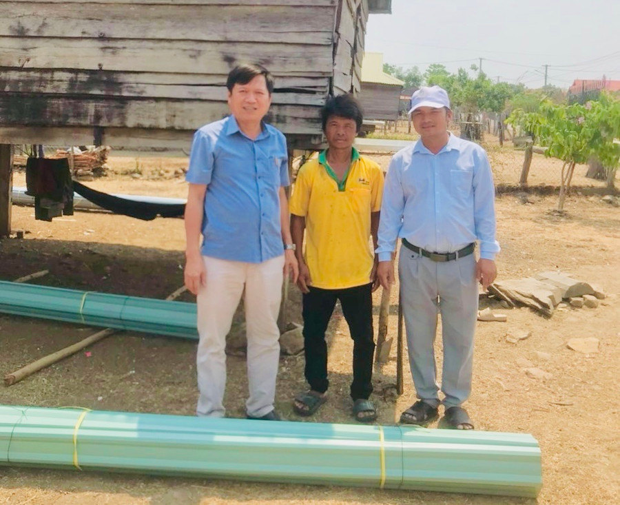 Đại diện Sở Y tế và chính quyền địa phương bàn giao tôn cho hộ nghèo. Ảnh: Sở Y tế cung cấp Đại diện Sở Y tế và chính quyền địa phương bàn giao tôn cho hộ nghèo. Ảnh: Sở Y tế cung cấp