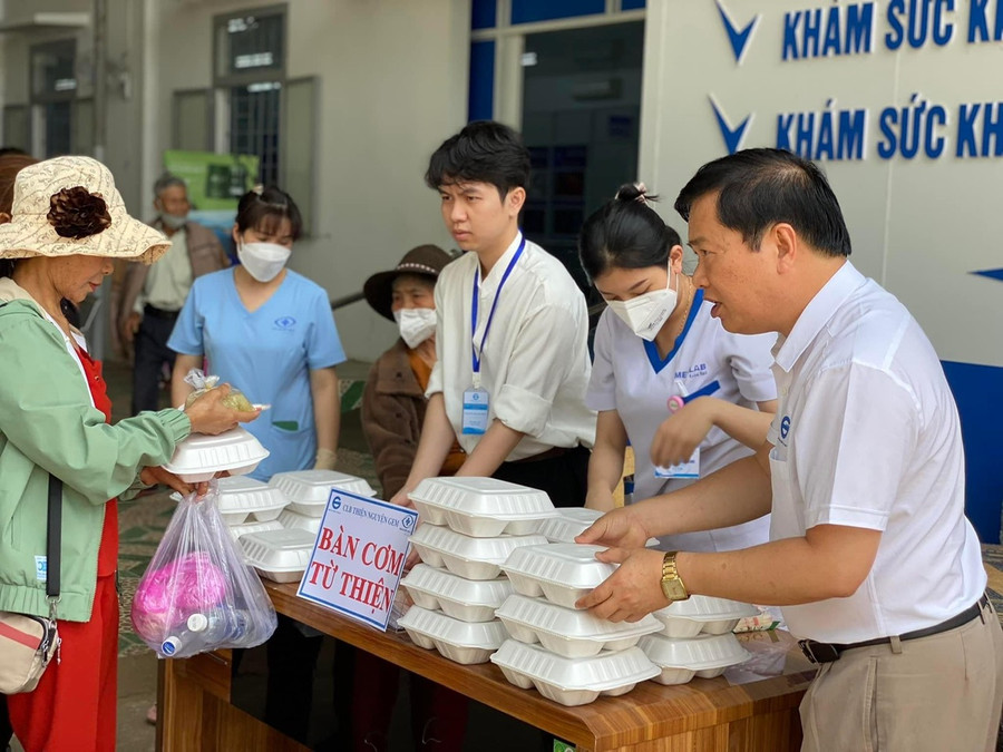 Thành lập gần 1 năm nhưng Câu lạc bộ thiện nguyện GEM luôn có các hoạt động thiết thực hướng đến bệnh nhân nghèo và người dân trong tỉnh. Câu lạc bộ phát cơm miễn phí cho bệnh nhân nghèo và bố trí tủ bánh mì không đồng giúp người dân khó khăn khi cần.