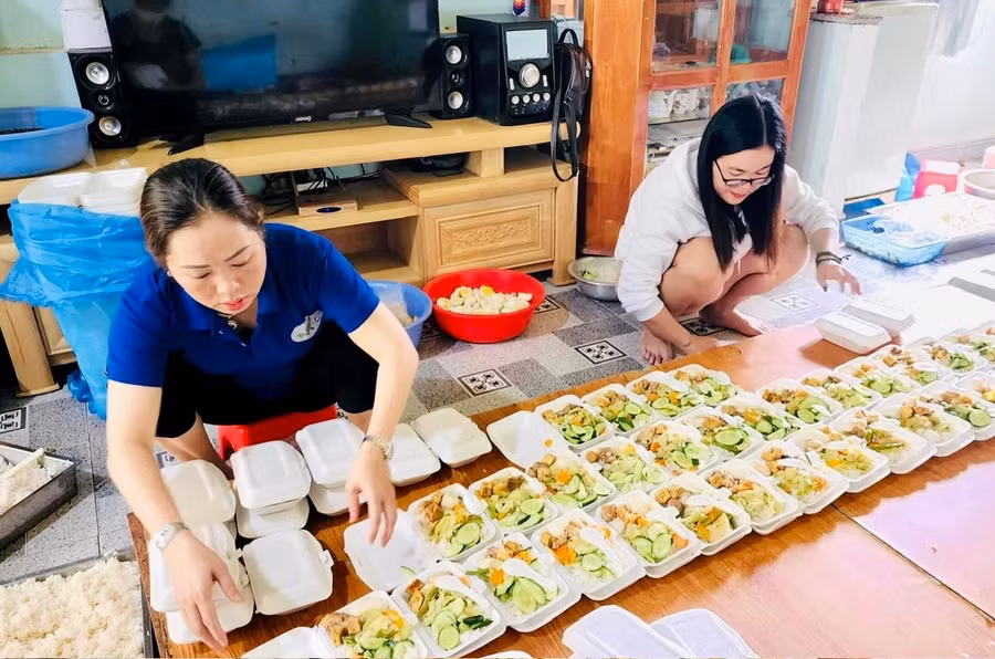 Hơn 10 năm qua, Câu lạc bộ “Cơm từ thiện Pleiku” đã mang đến hàng trăm ngàn suất ăn miễn phí cho bệnh nhân nghèo và thực hiện nhiều chương trình thiện nguyện với tổng giá trị hơn 20 tỷ đồng.