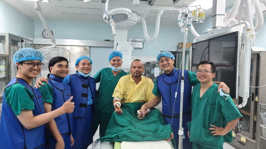 Các y, bác sĩ vui mừng khi ca can thiệp tim mạch thành công cứu sống tính mạng người bệnh. Ảnh: Đơn vị cung cấp