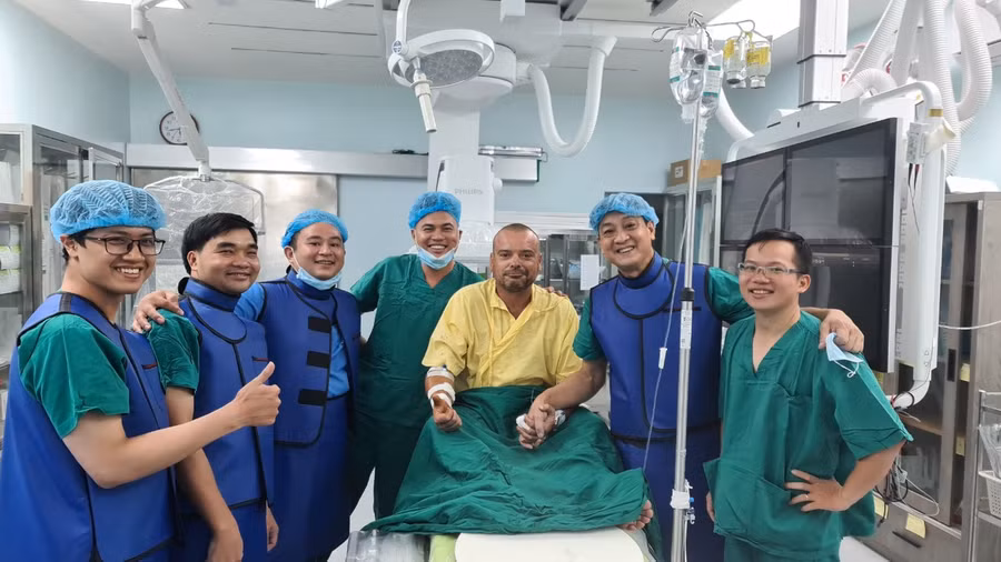 Các y, bác sĩ vui mừng khi ca can thiệp tim mạch thành công cứu sống tính mạng người bệnh. Ảnh: Đơn vị cung cấp